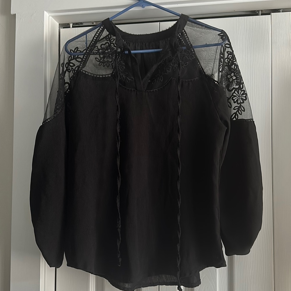 Women’s black lack shoulders and arms
